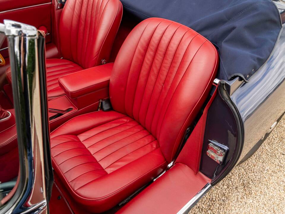 Image 24/27 of Jaguar Type E 4.2 (1965)