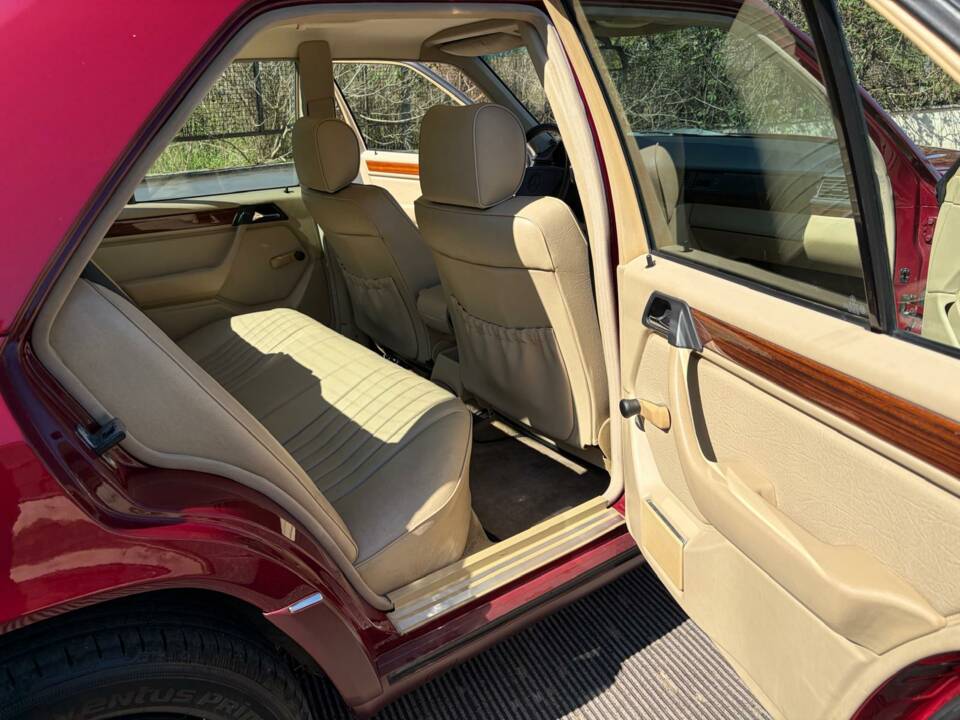 Image 27/50 of Mercedes-Benz E 200 (1993)