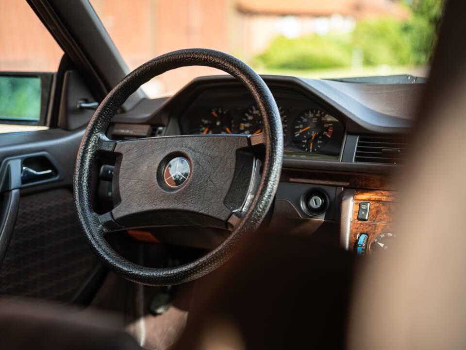 Immagine 28/73 di Mercedes-Benz 300 CE (1991)