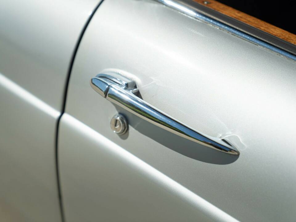 Image 31/50 of Jaguar XJ 6 4.2 (1970)