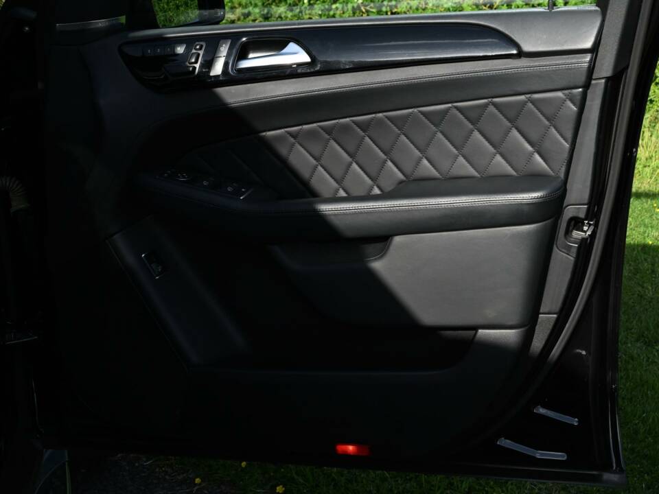 Image 29/49 of Mercedes-Benz ML 63 AMG (2013)