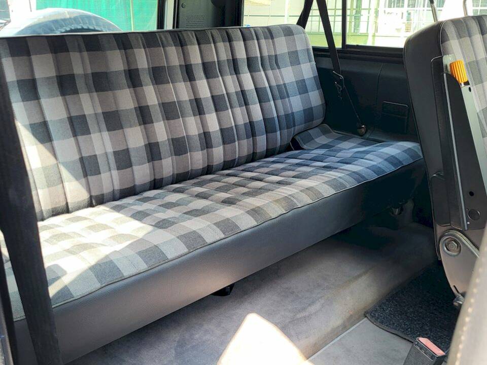 Image 38/55 of Mercedes-Benz 200 GE (SWB) (1990)