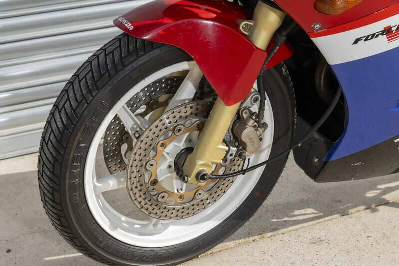 Bild 39/47 von Honda VFR 400 R (1988)
