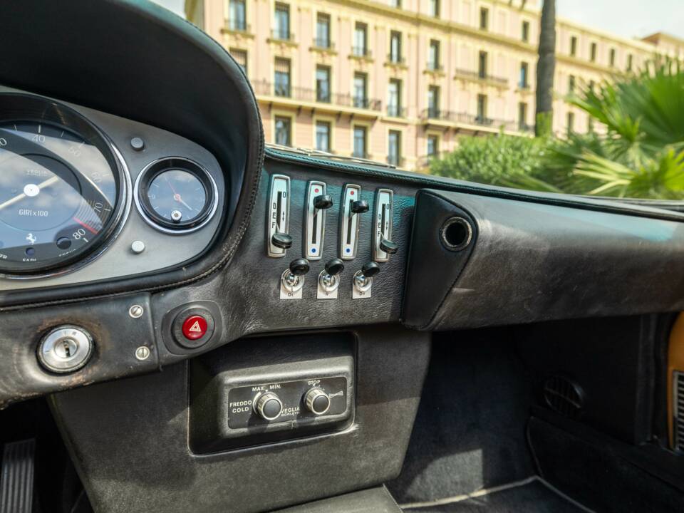 Afbeelding 28/53 van Ferrari 365 GTB/4 Spyder (1971)