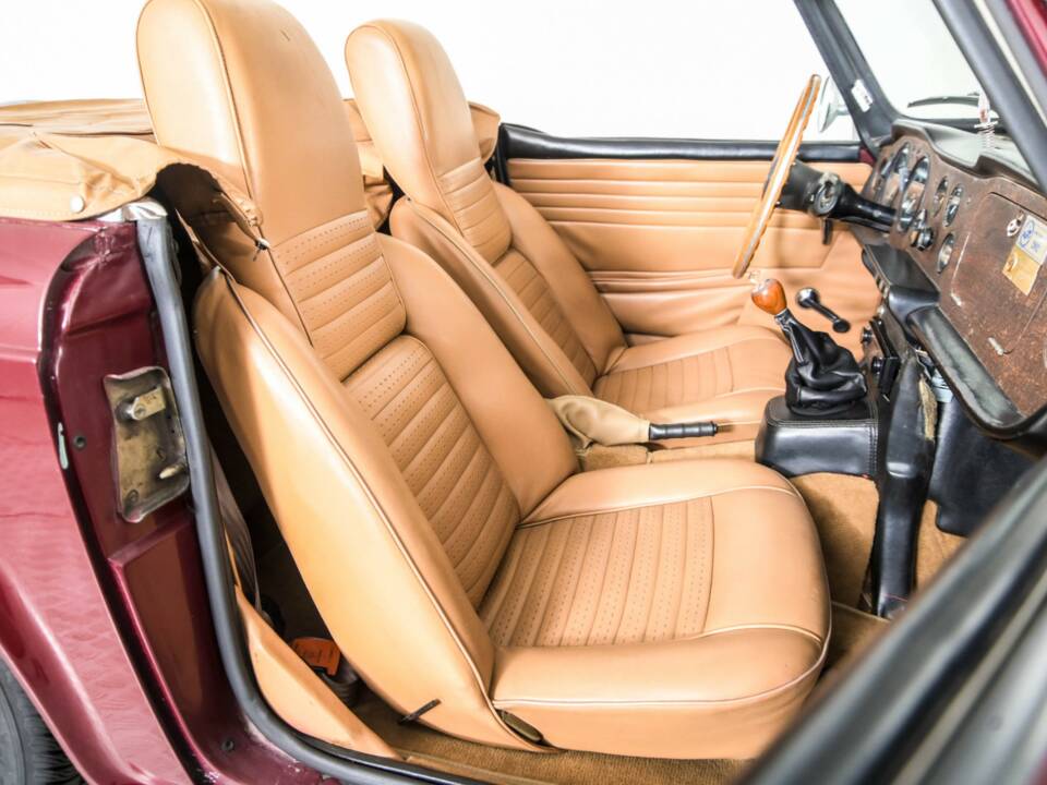Image 21/50 of Triumph TR 6 PI (1969)