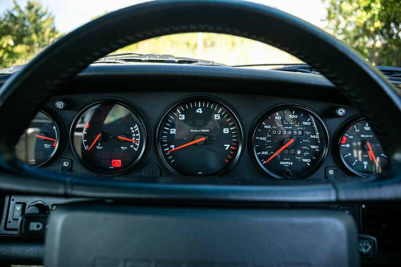 Image 18/38 of Porsche 911 Carrera 4 (1990)