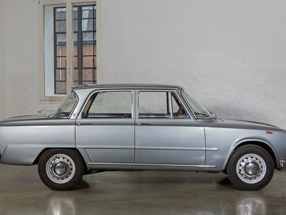Image 8/23 of Alfa Romeo Giulia 1600 Super Biscione (1970)