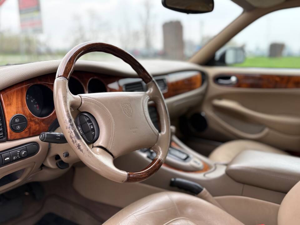 Immagine 8/14 di Jaguar XJ 8 Executive (1998)