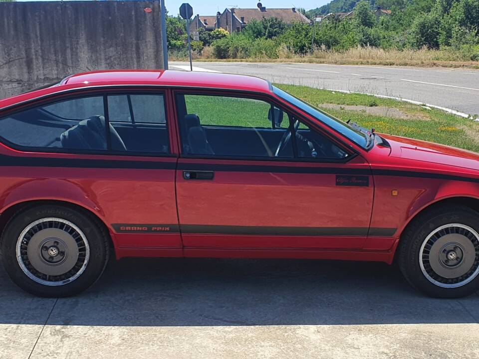 Image 3/35 de Alfa Romeo GTV 2.0 (1981)