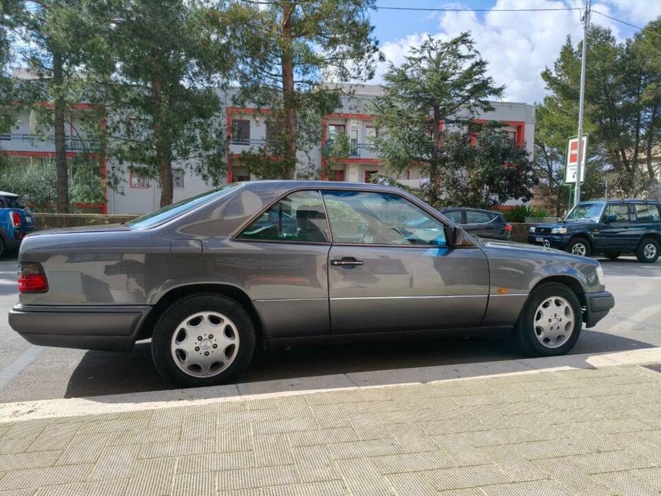 Bild 28/35 von Mercedes-Benz E 200 (1995)