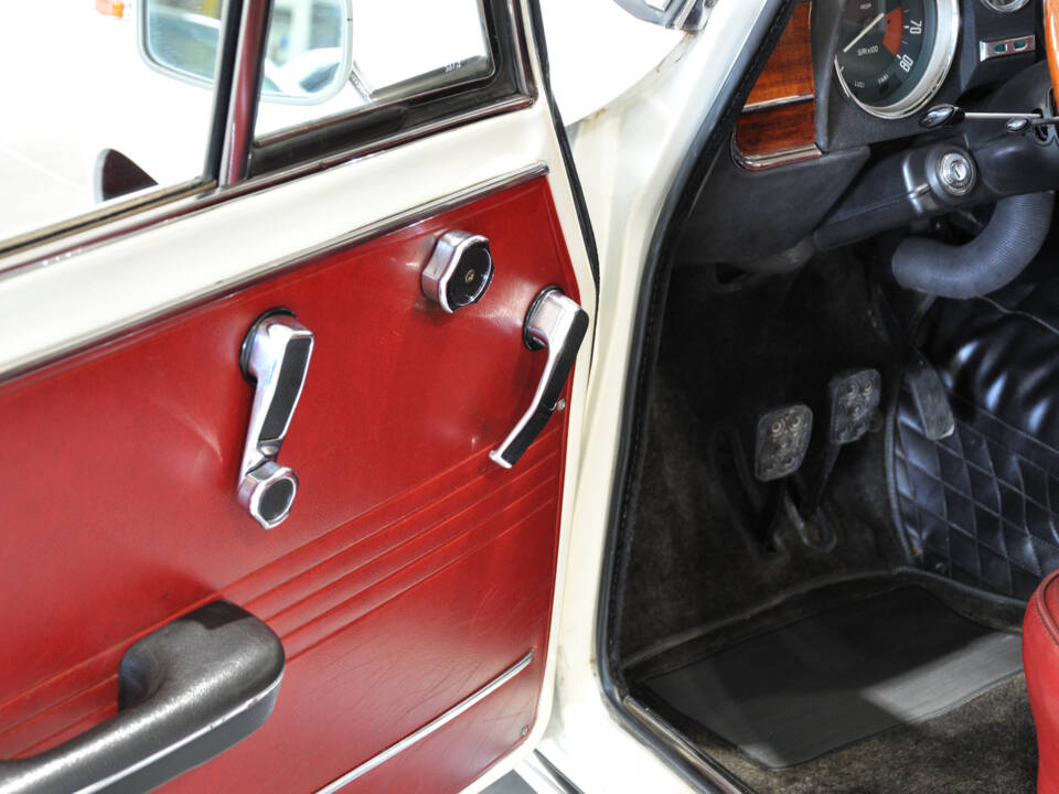 Image 24/63 of Alfa Romeo Giulia 1600 Super Biscione (1969)
