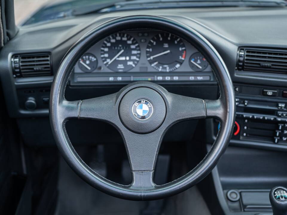 Image 29/99 of BMW 320i (1989)