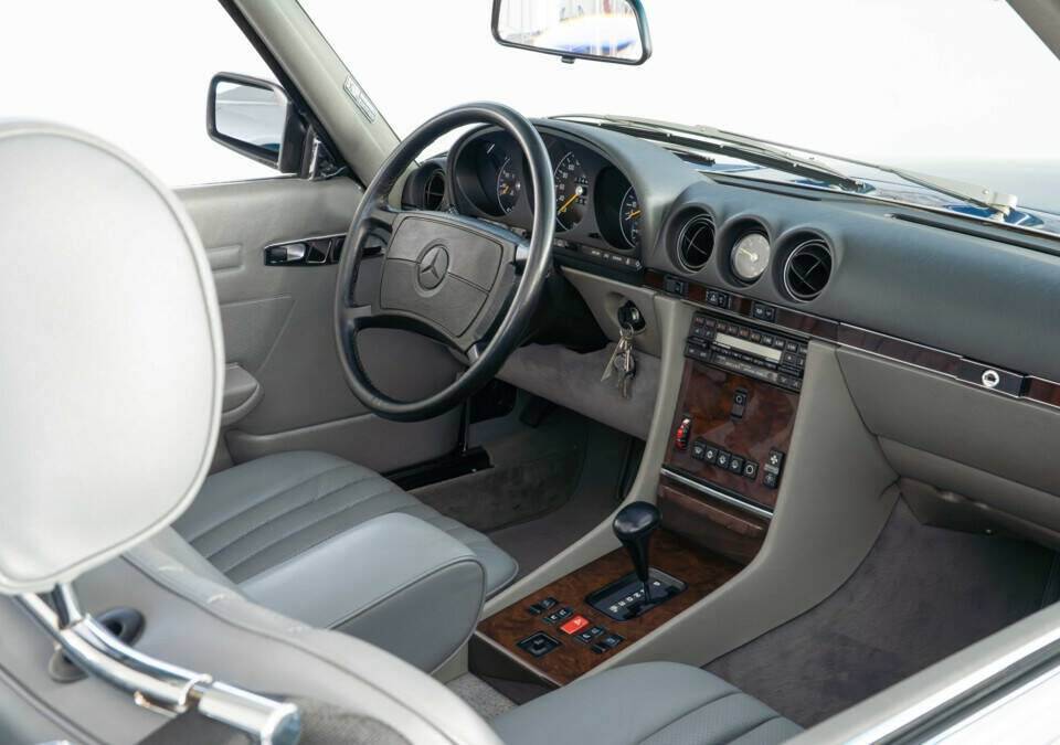 Image 21/29 of Mercedes-Benz 560 SL (1987)
