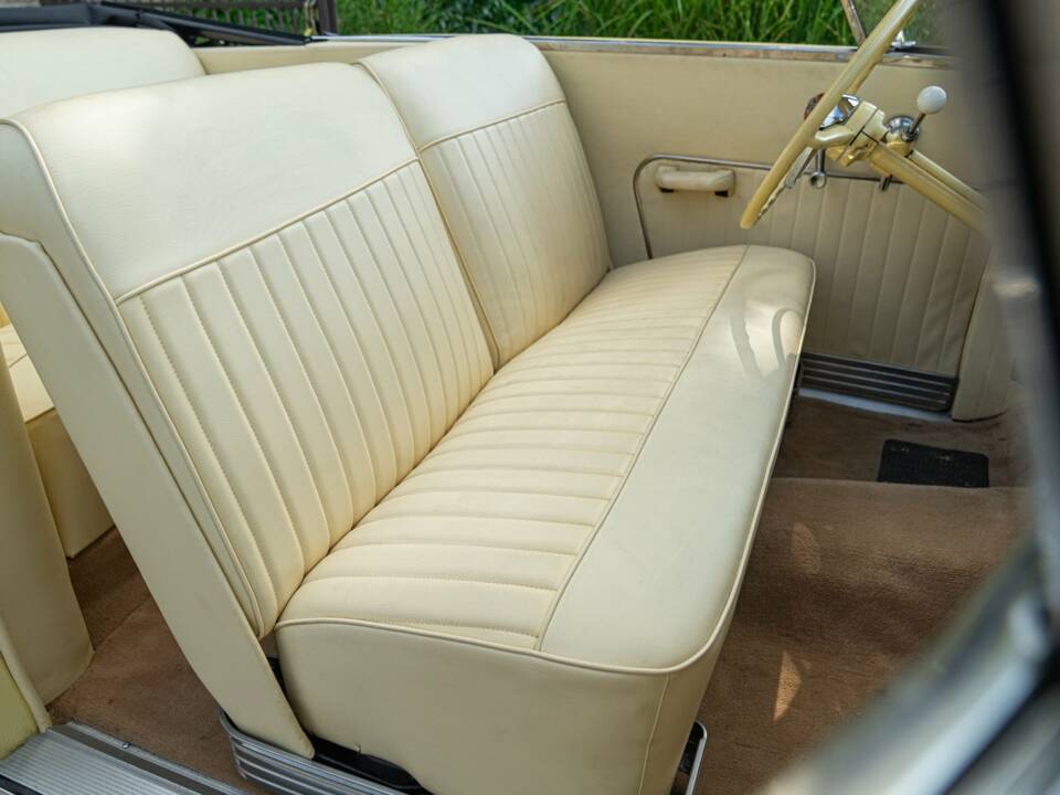Image 46/50 of Studebaker Champion Regal DeLuxe Convertible (1950)
