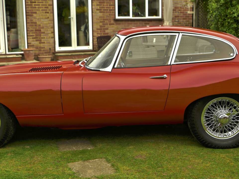 Image 8/50 de Jaguar E-Type (1968)
