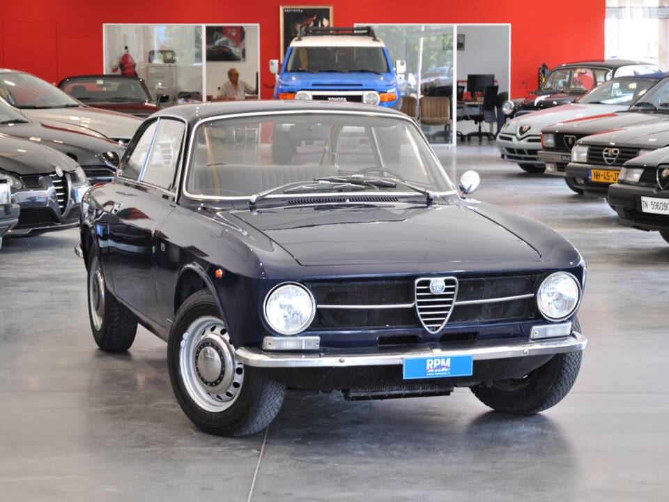 Bild 1/33 von Alfa Romeo Giulia 1300 GT Junior (1971)