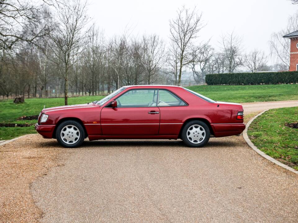 Immagine 8/47 di Mercedes-Benz E 220 (1995)