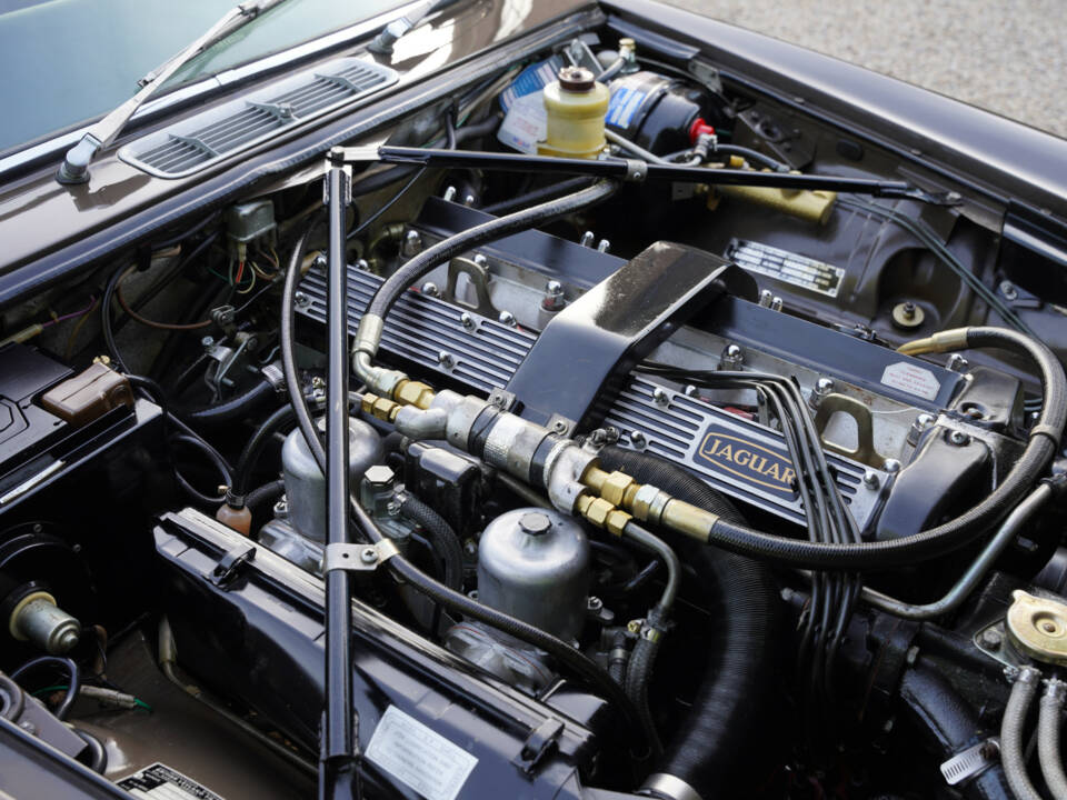Bild 7/50 von Jaguar XJ 6 L 4.2 (1975)