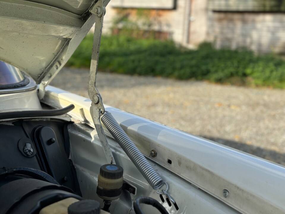 Image 101/132 of Mercedes-Benz 220 SE b (1963)