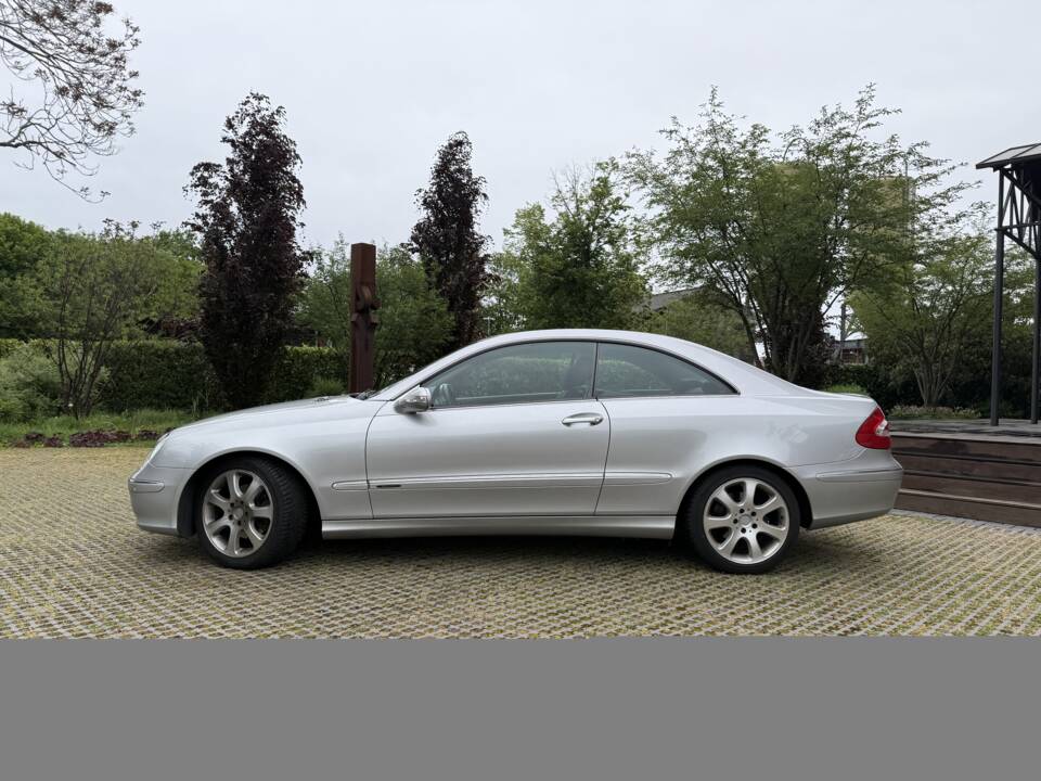 Image 2/27 of Mercedes-Benz CLK 320 (2002)