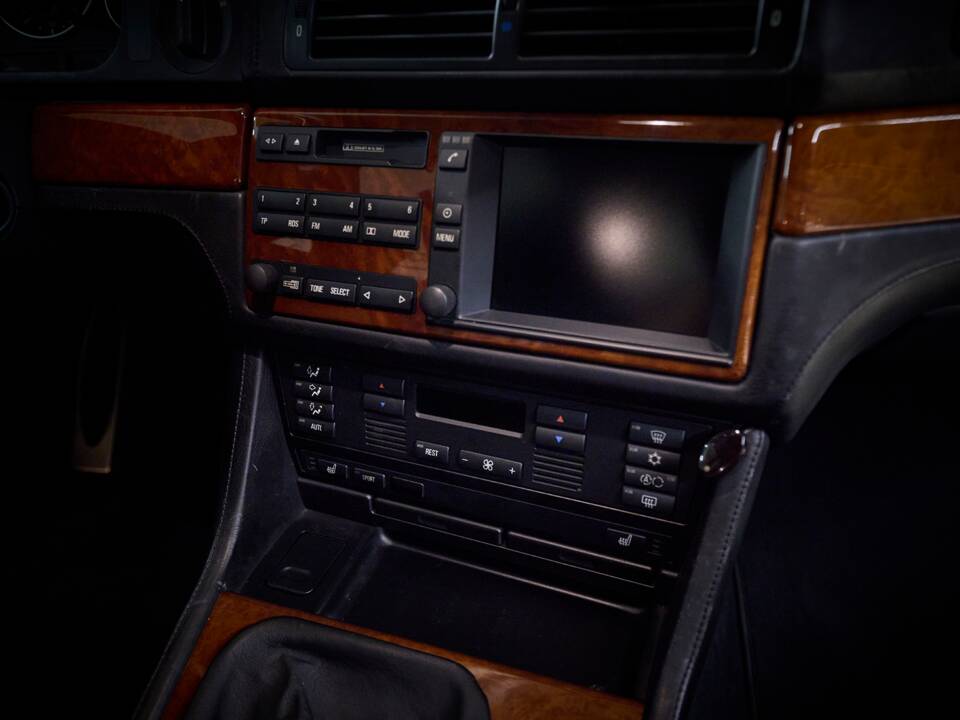 Image 50/99 of BMW M5 (2000)