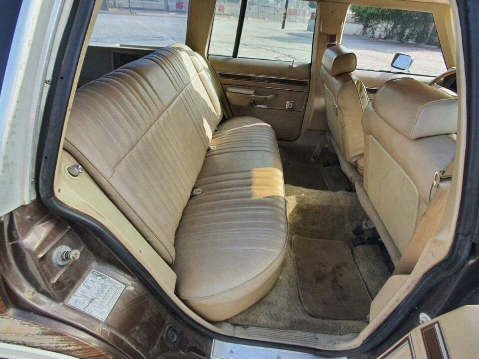 Immagine 13/19 di Ford LTD Crown Victoria (1986)