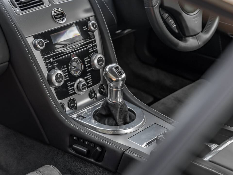 Image 18/77 of Aston Martin DBS (2009)