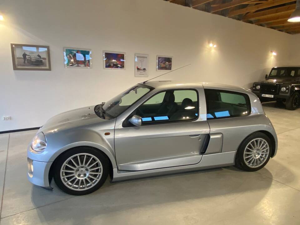 Immagine 8/43 di Renault Clio II V6 (2001)