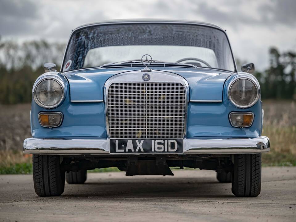 Image 5/10 de Mercedes-Benz 200 (1966)