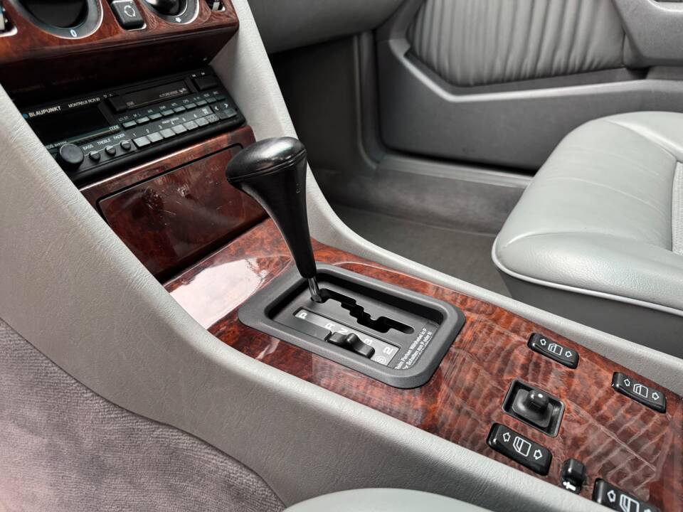 Imagen 6/100 de Mercedes-Benz 300 CE (1992)