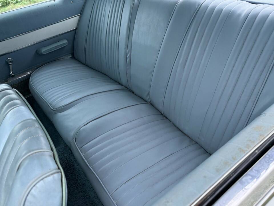Image 13/22 of Plymouth Sport Fury (1963)