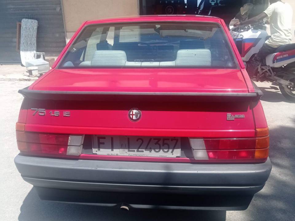 Image 5/26 de Alfa Romeo 75 1.8 (1991)