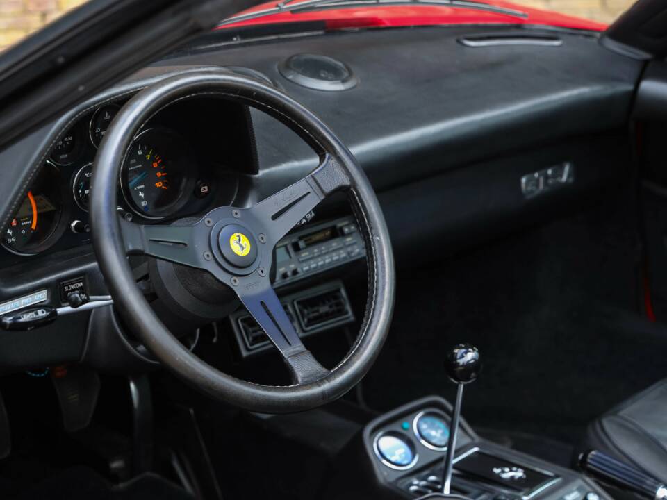 Image 17/50 de Ferrari 308 GTSi (1981)