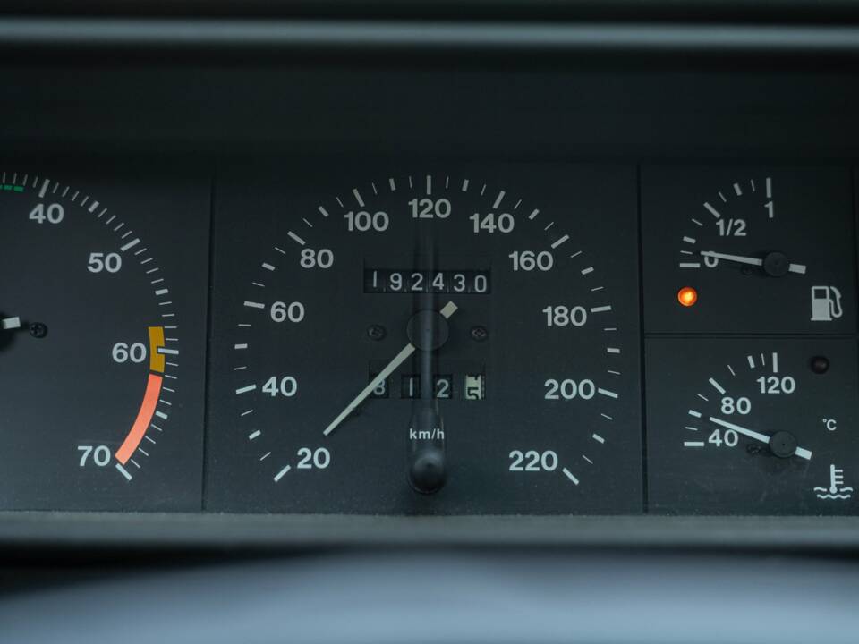 Immagine 50/50 di Alfa Romeo 75 2.0 Twin Spark (1989)