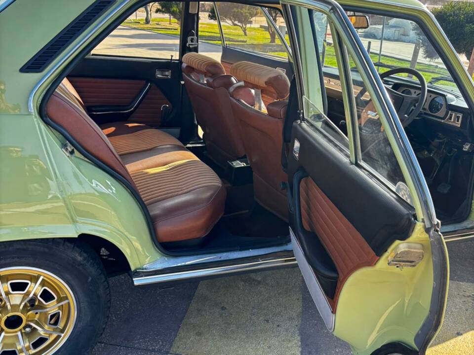 Image 31/55 de Peugeot 504 GL (1979)