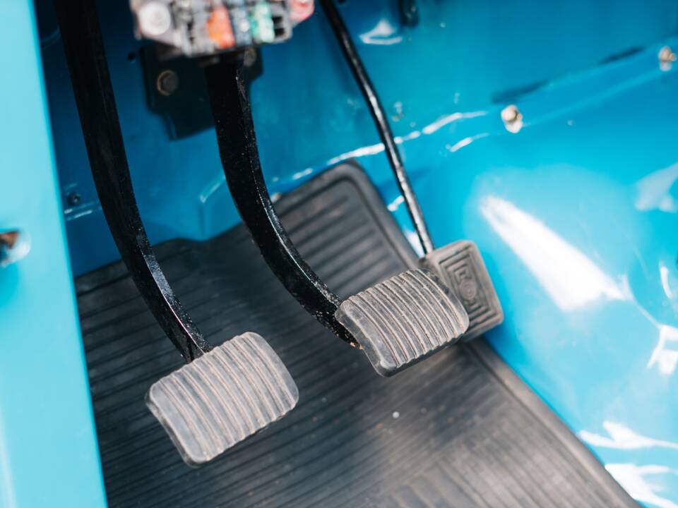 Image 6/20 of Toyota Land Cruiser FJ 45 (1976)