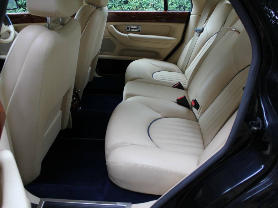 Image 15/17 of Bentley Arnage Red Label (2001)