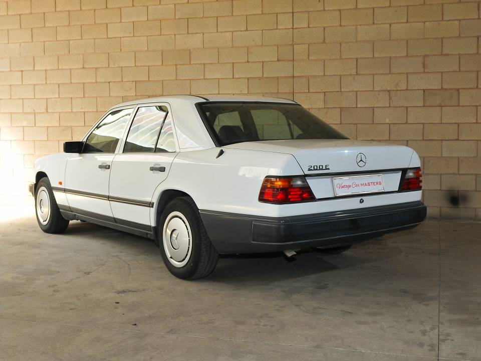 Image 3/26 of Mercedes-Benz 200 (1989)