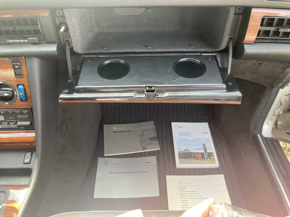 Image 40/43 of Mercedes-Benz 300 SE (1990)