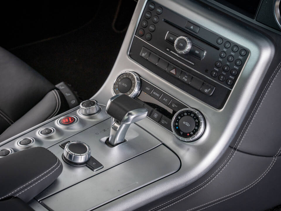 Image 15/33 of Mercedes-Benz SLS AMG (2010)