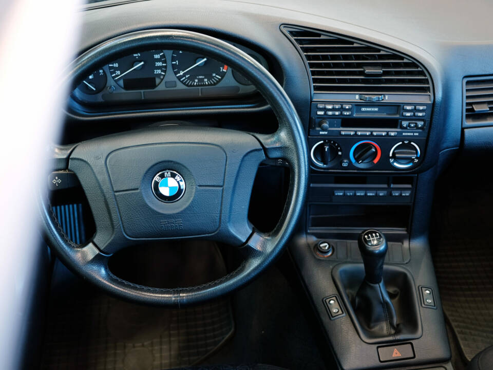 Image 23/23 of BMW 316i (1995)