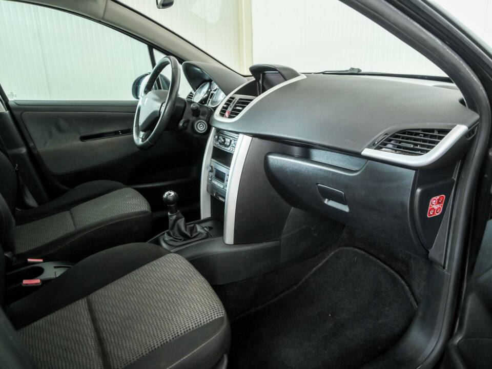 Bild 12/23 von Peugeot 207 1.6 VTi SW (2010)