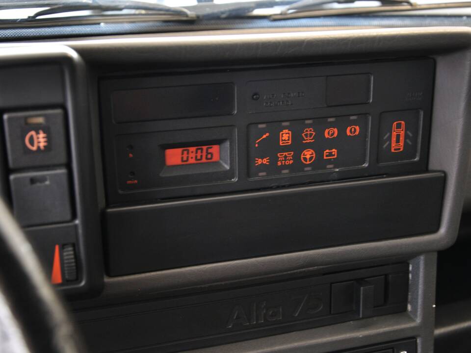 Image 19/34 de Alfa Romeo 75 2.0 Twin Spark (1987)