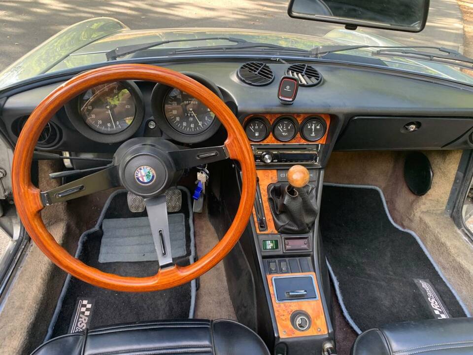 Image 2/8 de Alfa Romeo 2.0 Spider (1984)