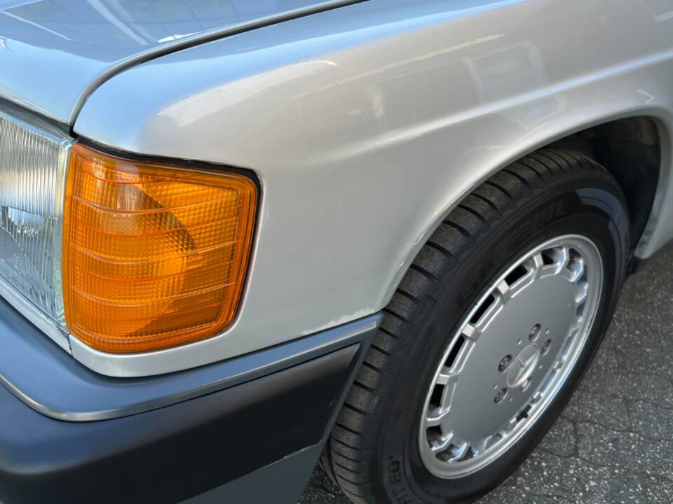 Image 39/89 de Mercedes-Benz 190 E 2.6 (1988)