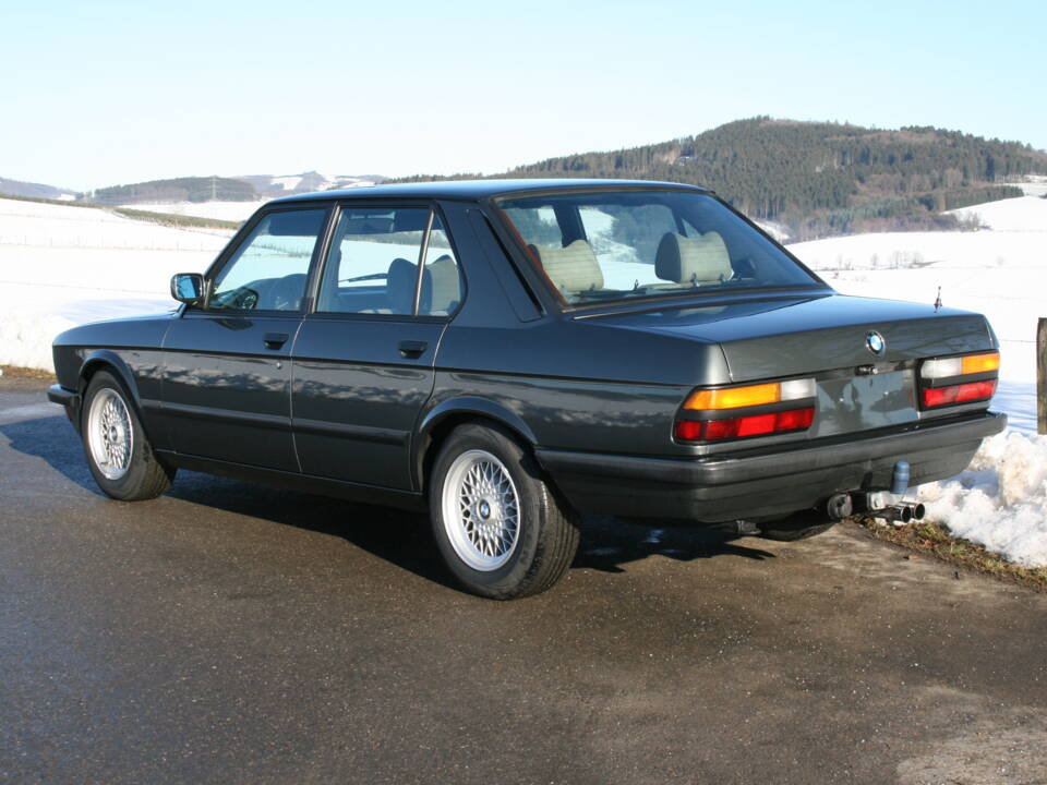 Image 29/65 of BMW 520i (1987)