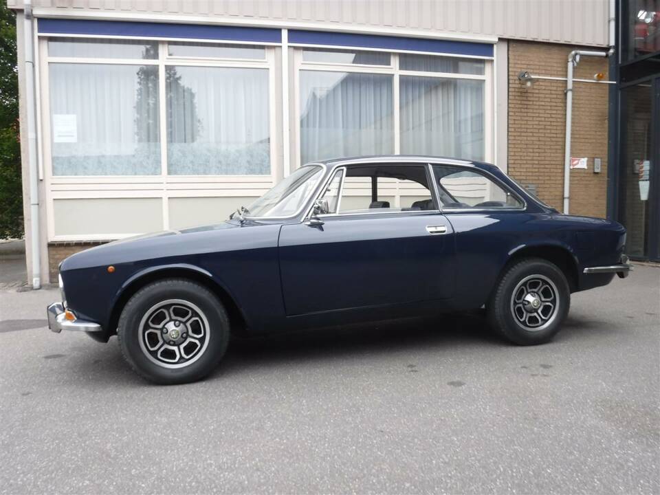 Image 4/39 of Alfa Romeo Giulia 1600 GT Junior (1973)