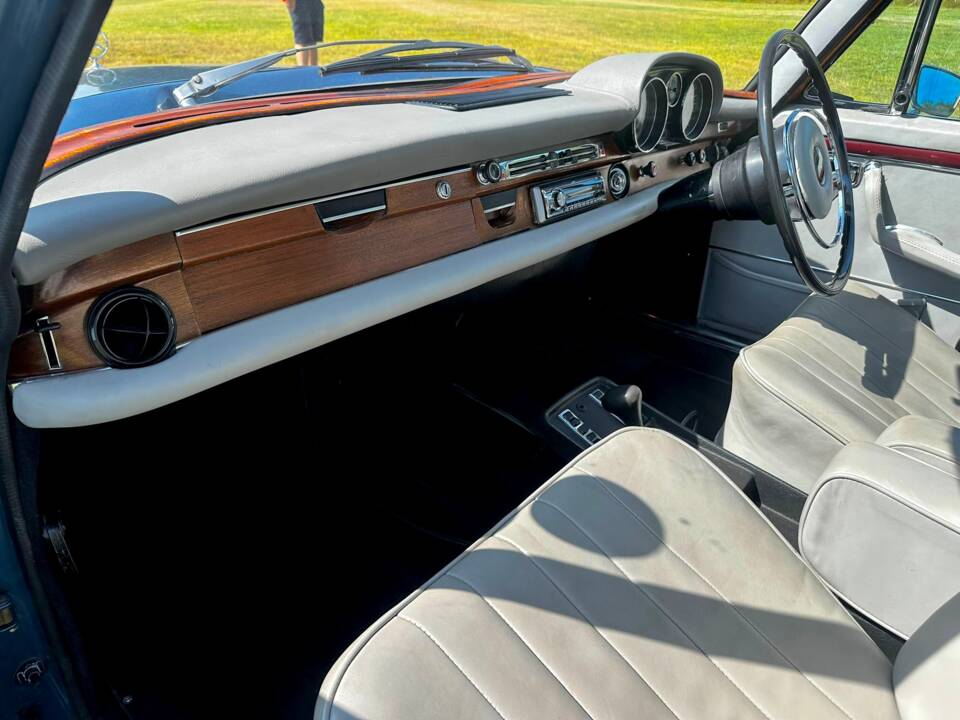 Image 42/57 de Mercedes-Benz 280 SE 3,5 (1972)