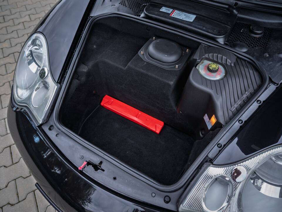 Image 17/63 of Porsche 911 Carrera 4S (2004)