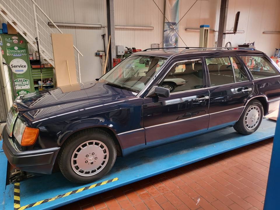 Image 10/47 of Mercedes-Benz 220 TE (1993)